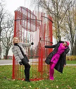 Socha Wandy Gołkowské vznikla na 1. bienále prostorových forem v roce 1965 v Elblągu společně s umělkyněmi: Agatou Zbylut a Iwonou Demko, které tímto zvráceným způsobem vzdávají sochaři hold v rámci projektu Kongres marzycielek (Kongres snílků) pro Centrum Sztuki Galeria EL. 2019.