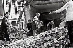 Devítiletý Zygmunt Askienow zachránil kanárka z trosek vybombardovaného domu.