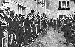 Velení při akci dobytí kostela sv. Kříže a Policie dne 23. srpna v prostorách Policie bezprostředně po jeho dopadení: velitel mjr. Bernard Romanowski „Wola“ (vpředu s vyhrnutými rukávy), náčelník štábu centrálního distriktu a kpt. Józef Rybicki "Andrzej" (vpravo) během okupace, vedoucí okresu Kedyw, Zemská armáda, Varšava