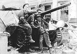 Barikáda u vjezdu z ulice Szpitalna na Napoleonovo náměstí s vestavěným „Chwatem“, německým tankem Jagdpanzer 38 (t) „Hetzer“, který byl ukořistěn během bitvy o Hlavní poštu