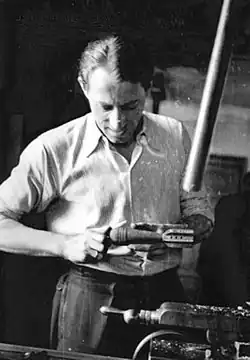 Odzbrojení minometného granátu v mechanické dílně-puškařství