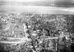 Pohled na Varšavu – letecký snímek. Pohled na Staré a Nové Město. Je vidět nám. Krasińskich, ul. Długa, ul. Miodowa, 1946