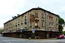 Podlouhlá dvoupatrová budova ve špatném stavu