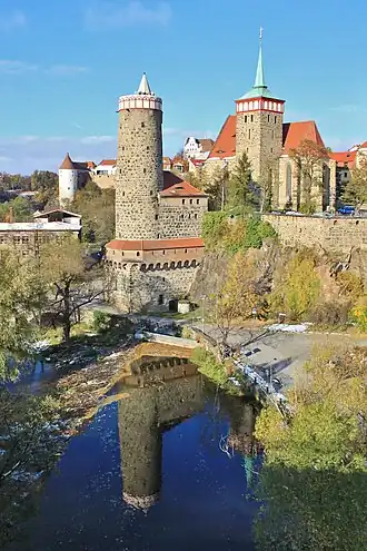 Fotografie gotického kostela svatého Martina v Budyšíně s věží historické vodárny