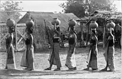 Barmské ženy nesoucí vodu