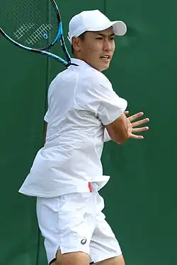 Josuke Watanuki v kvalifikaci Wimbledonu 2023