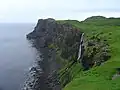 Vodopád na útesech Talisker Bay