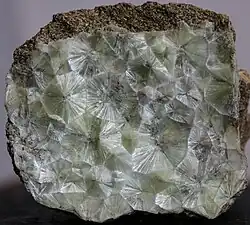 ukázka radiálně paprsčitého wavelitu z lokality Třenice u Cerhovic