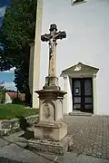 Kříž před kostelem