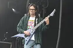 Cuomo vystupující s kapelou Weezer na Rock im Park 2022