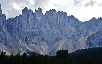 masiv Latemar s Diamantiturm (uprostřed)