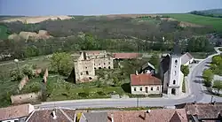 zřícenina zámku a kostel ve Wenzersdorfu