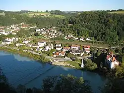 Pohled od zámku Neuburg na Wernstein am Inn