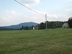 Západní část osady, v pozadí Boubín