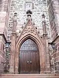 Vimperk nad jižním portálem gotického kostela Panny Marie v Hombergu (Hesensko)