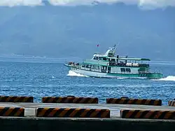 Z přístavu Wu-š' vyráží loď na pozorování velryb