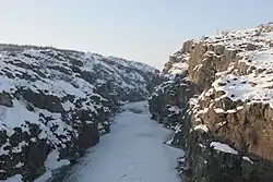 Pohled z mostu Ura e Fshejtë do soutěsky Bílého Drinu východně od města Gjakovë (Đakovice) v Kosovu