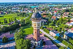 Panorama města s vodárenskou věží v popředí