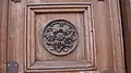 Wiehlův dům Slaný – detail růžice na vchodvých dveřích domu