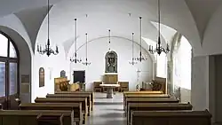 Loretánská kaple. Kovové dveře vlevo od oltáře vedou do Hrobky srdcí.