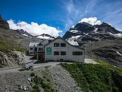 Wiesbadener Hütte a nad ní Piz Buin