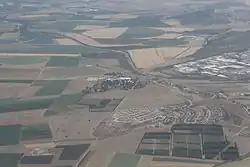 Letecký snímek, v pozadí Dovrat, v popředí Achuzat Barak