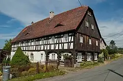 Jeden z místních hrázděných domů