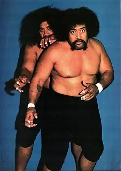 Afa (vepředu) se svým bratrem Sikou v roce 1983