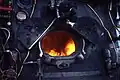 Pohled do topeniště, nahoře je vidět šamotová klenba