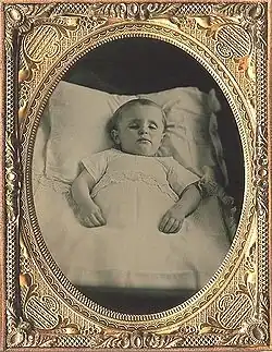 Dítě v postýlce, asi 1850