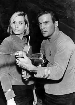 Sally Kellerman v roli doktorky Dehnerové a William Shatner jako kapitán Kirk