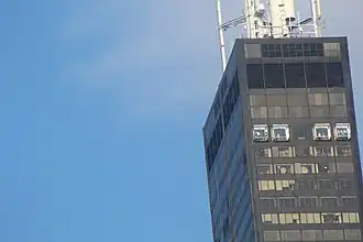 V roce 2009 byla observatoř obohacena o čtyři prosklené kukaně vysunuté ven z fasády, které nabízí nevšední zážitek z výšky (412,4 m)