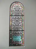 Jedno z několika zachovalých barevných vitrážových oken s dedikací z roku 1897