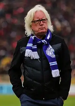 Schäfer s šálou Esteghlalu (2019)