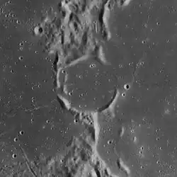 Winthrop (uprostřed) na západním okrajovém valu kráteru Letronne