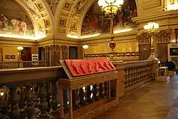 Reliéfní nápis "Miluji", vítězné dílo Winton train – Národní muzeum 2009