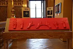 Reliéfní nápis "Miluji", vítězné dílo Winton train – Národní muzeum 2009