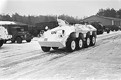 Wit gespoten DAF YP408 pantserwagen van de Koninklijke Landamcht i.v.m. uitzendi