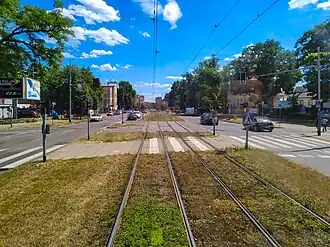 Počáteční úsek trati na třídě Polské armády, pohled směrem k náměstí Szarych Szeregów