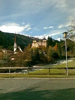 Rio Ridanna, kostel a Castel Wolfsthurn