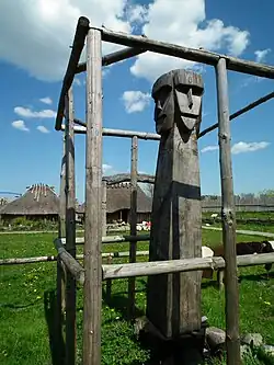 replika dřevěného wolinského idolu, který je obecně považována za místní variantu rujánského boha Svantovíta.