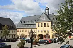 Pohled na místní radnici na náměstí