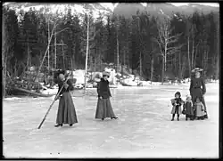 Ženy na bruslích v Beatonu, uprostřed žena s kožíškovým límcem a šálou z kožešinových ocásků, Údolí řeky Lardeau, Beaton, 1904