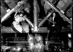 Ženy na trámoví a muž s košťaty, údolí řeky Lardeau, Beaton, důl Nettie L, 1902