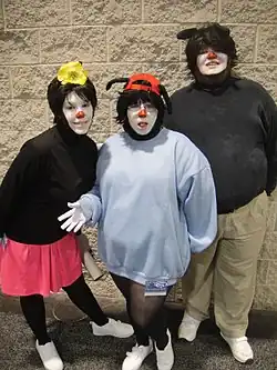 Cosplaye hlavních postav ze seriálu, zleva: Dáda (Dot), Wakko a Yakko