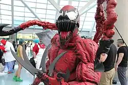 popis obrázku: postava, krev, zuby.