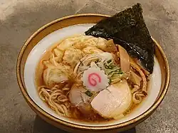 Narutomaki s wonton nudlemi