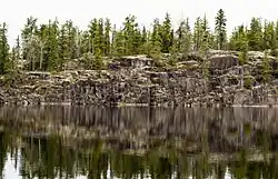 Skalní stěna v parku Woodland Caribou