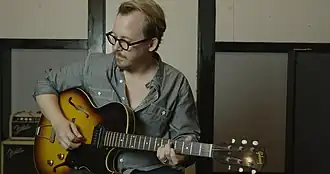 Woody Jackson, jenž dříve pracoval na hrách Red Dead Redemption a Grand Theft Auto V, se vrátil, aby složil hudbu pro Red Dead Redemption 2