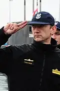 Salutující polský námořník